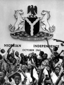 Nigerianische Boy Scouts stehen am 30.9.1960, einen Tag vor der Proklamation der Unabhängigkeit der britischen Kolonie Nigeria, vor einem Unabhängigkeitsdenkmal mit Wappen in der Hauptstatd Lagos. Drei Jahre später wurde die Republik Nigeria ausgerufen.